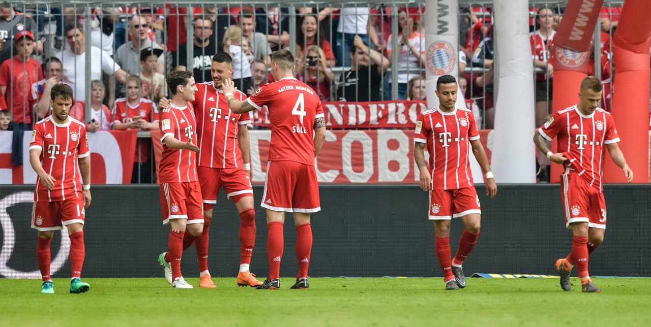 Sebastian Rudy recuperó un balón cuando el Eintracht salía de su campo y se lo dio a Sandro quien con un recorte dejó regado al defensa y de pierna derecha definió por entre las piernas del portero.