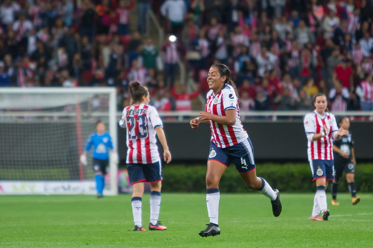 Y en medio de todo el esfuerzo y el fútbol, Arlette Tovar remató a los 36 minutos hizo el primer tanto del juego. Tras un cobró de tiro de esquina de Tania Morales