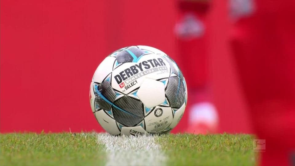 Arranca el partido y la pelota está en juego.