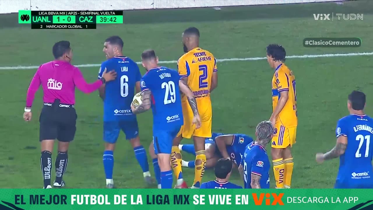 ¡Tremendo pisotón sobre Jeremy pero el árbitro la juzga como accidental!