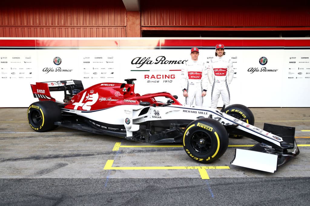 El finlandés Kimi Raikkonen y el italiano Antonio Giovinazzi serán los pilotos para la temporada 2019 de la Fórmula 1 por el debutante Alfa Romeo Racing Team.