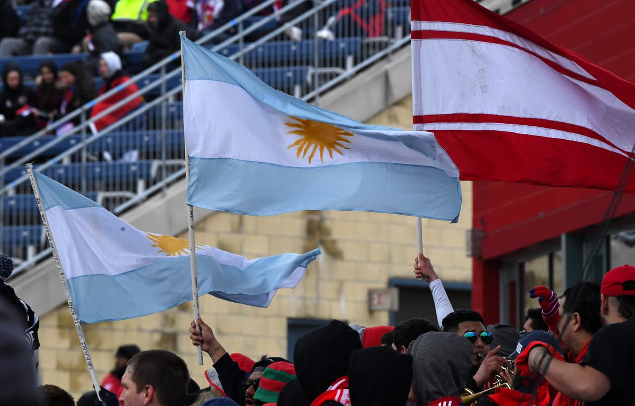 El SeatGeek Stadium también es un lugar de acogida para los recién llegados. Por estos días se ven muchas banderas argentina en honor a Nico Gaitán, una de las nuevas figuras del Fire.
