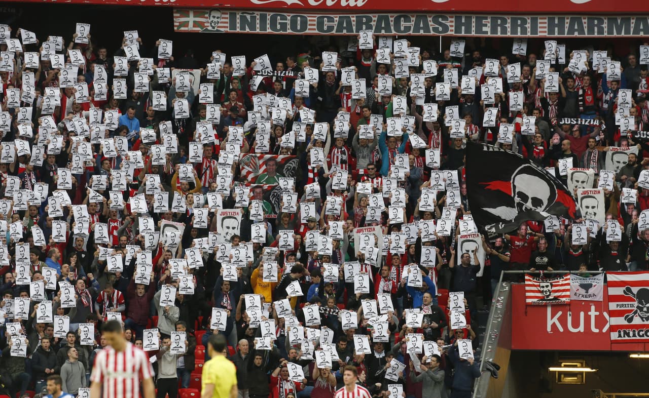 El partido, durante los actos protocolarios, vivió un homenaje en la gradería al socio Íñigo Cabacas quien fue asesinado hace 5 años durante un partido de fútbol.