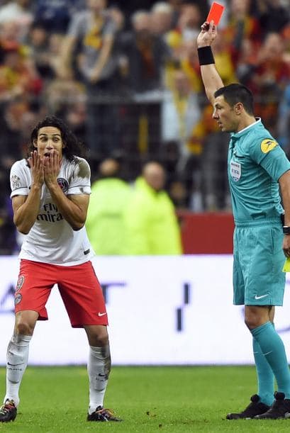 Aparentemente Cavani puso sus manos sobre el árbitro mientras protestaba y ese gesto molestó más al encargado de impartir justicia, por eso la roja.