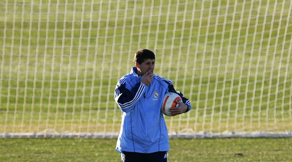 El español Juan Ramón López Caro dirigió del 4 de diciembre de 2005 al 1 de julio de 2006, dirigió 24 partidos y ganó 12 de ellos, aunque no le abonó un solo trofeo al equipo madrileño.