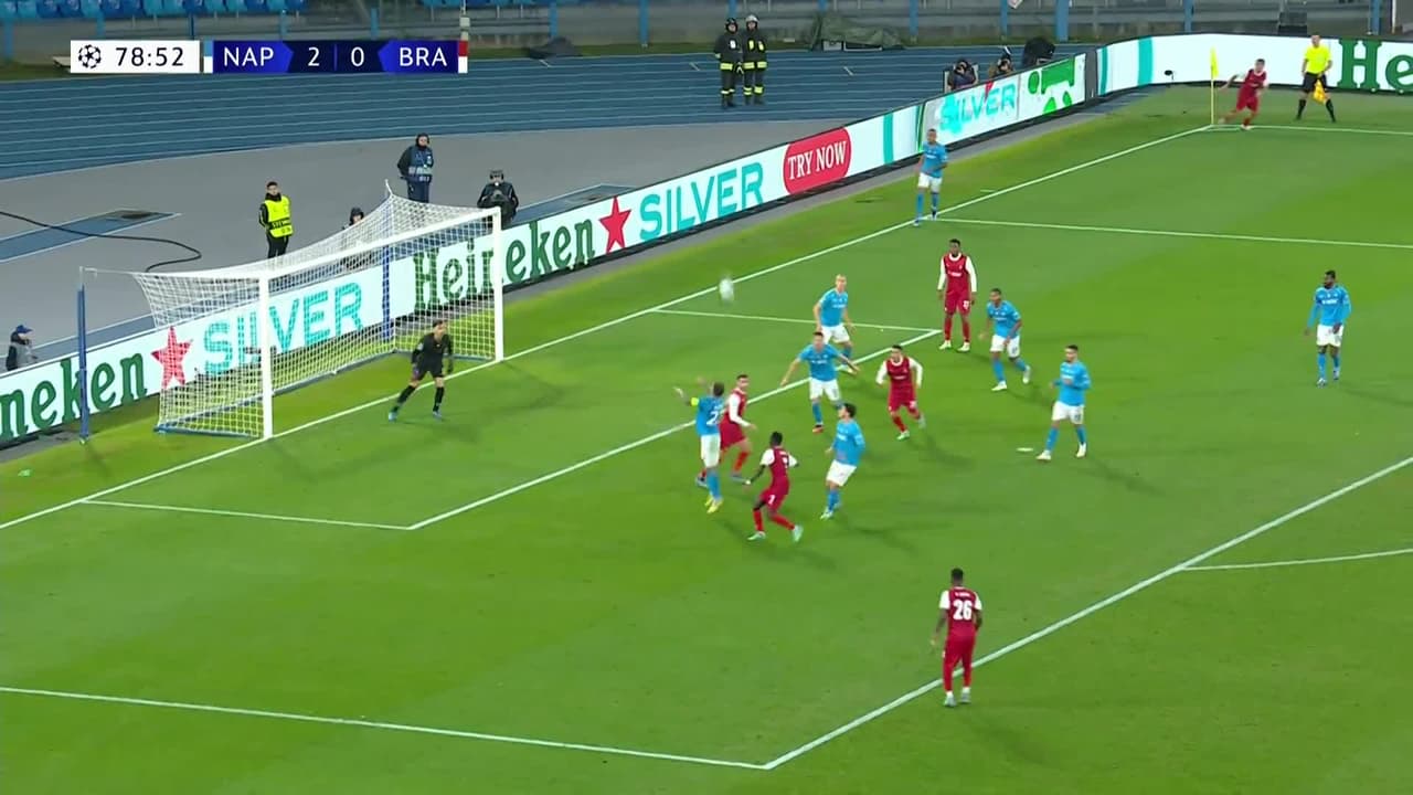 ¡CERCA! Ricardo Horta disparó que se estrella en el poste.