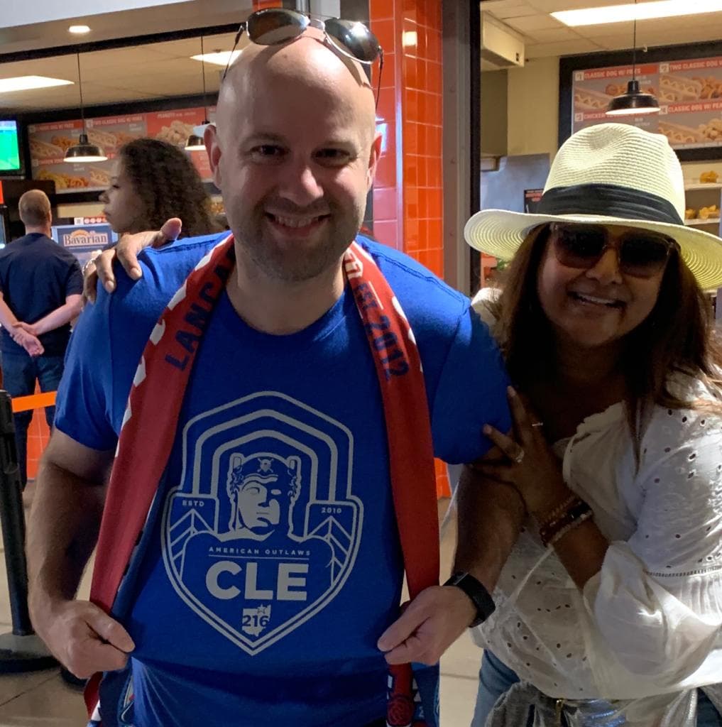 Los fanáticos estadounidenses y trinitenses se preparan en el FirstEnergy Stadium de Cleveland, Ohio, para su encuentro en el Grupo D de la Copa Oro.