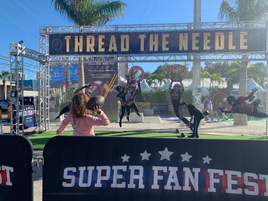 El Fan Fest 2020 del Super Bowl LIV se lleva acabo en Wynwood Market; los aficionados disfrutan de diversas actividades, jueguitos y mucha convivencia familiar.