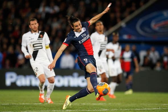 Junto a Ibra, el uruguayo Edison Cavani, discreto la temporada pasada, aguarda para dar el salto que se le supone al fichaje más caro de la historia del fútbol galo.