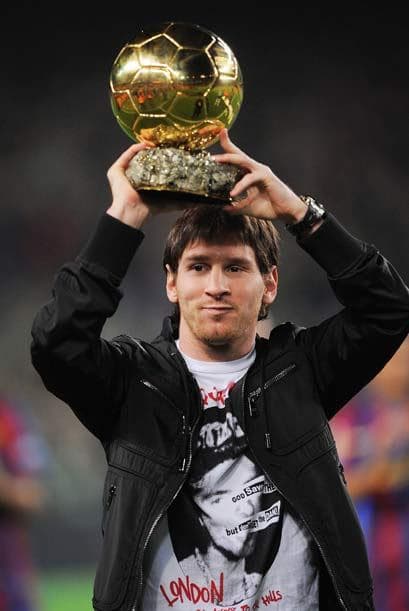 Messi recibió el 'Balón de Oro' de manos de su madre y se lo dedicó a la afición del Barcelona.