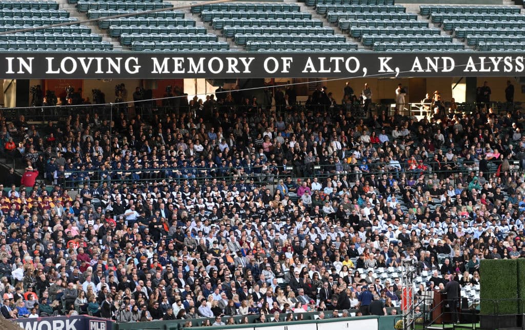 La ciudad de Anaheim rindió homenaje a la Familia Altobelli, el coach John, su esposa Keri y su hija Alyssa, fallecidos junto a Kobe Bryant en un ccidente aéreo.