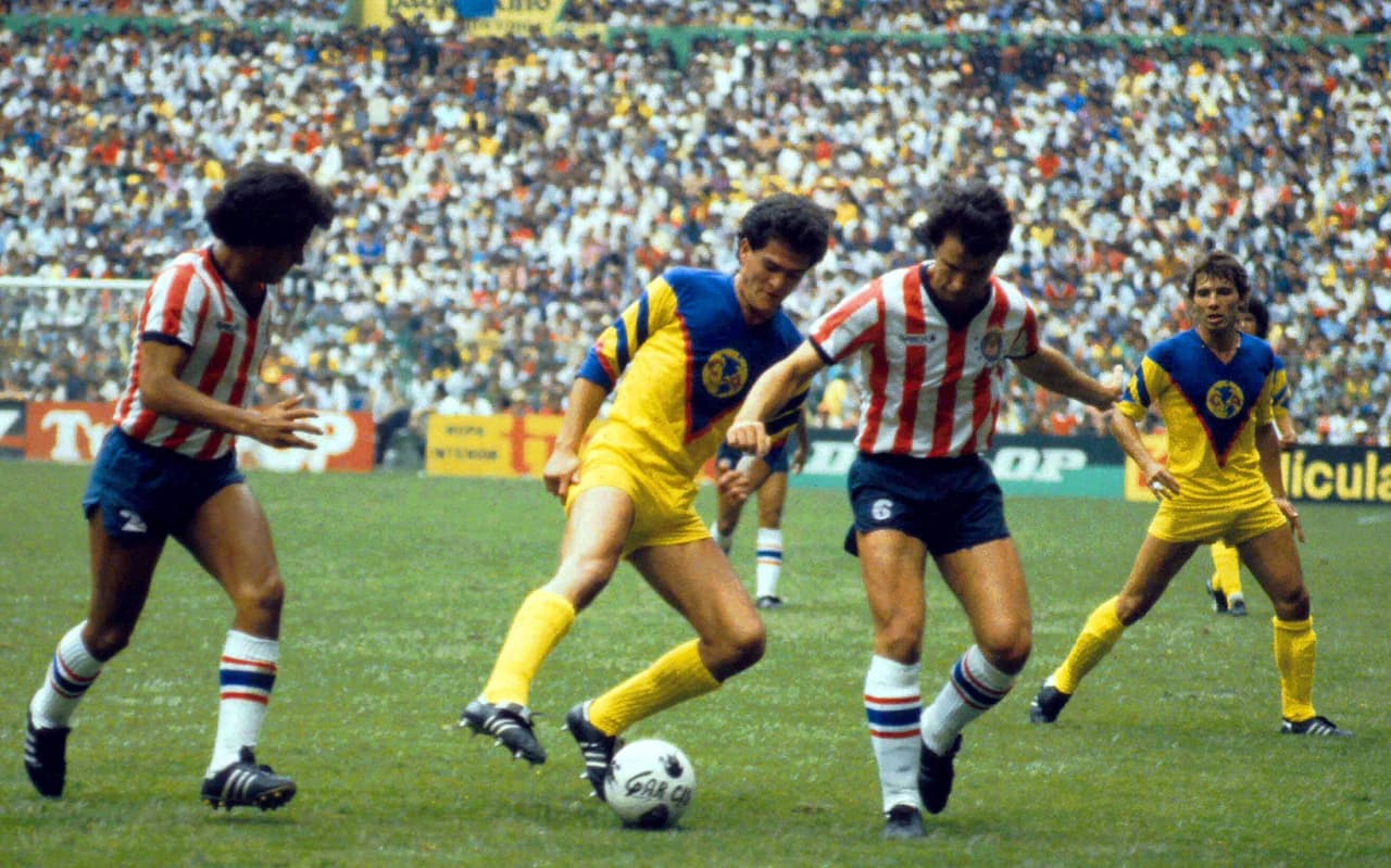 Junto a Javier Aguirre, Carlos Hermosillo es el otro jugador que ha marcado gol en un Clásico Nacional con ambas camisetas.