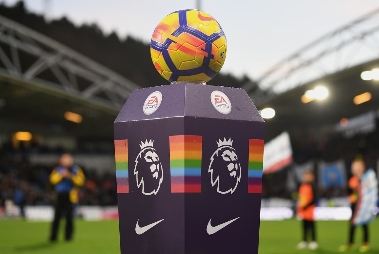 El arcoiris no solo apareció en el cielo de Huddersfield, sino también en la cancha con la campaña antihomofobia que lidera la Premier League.