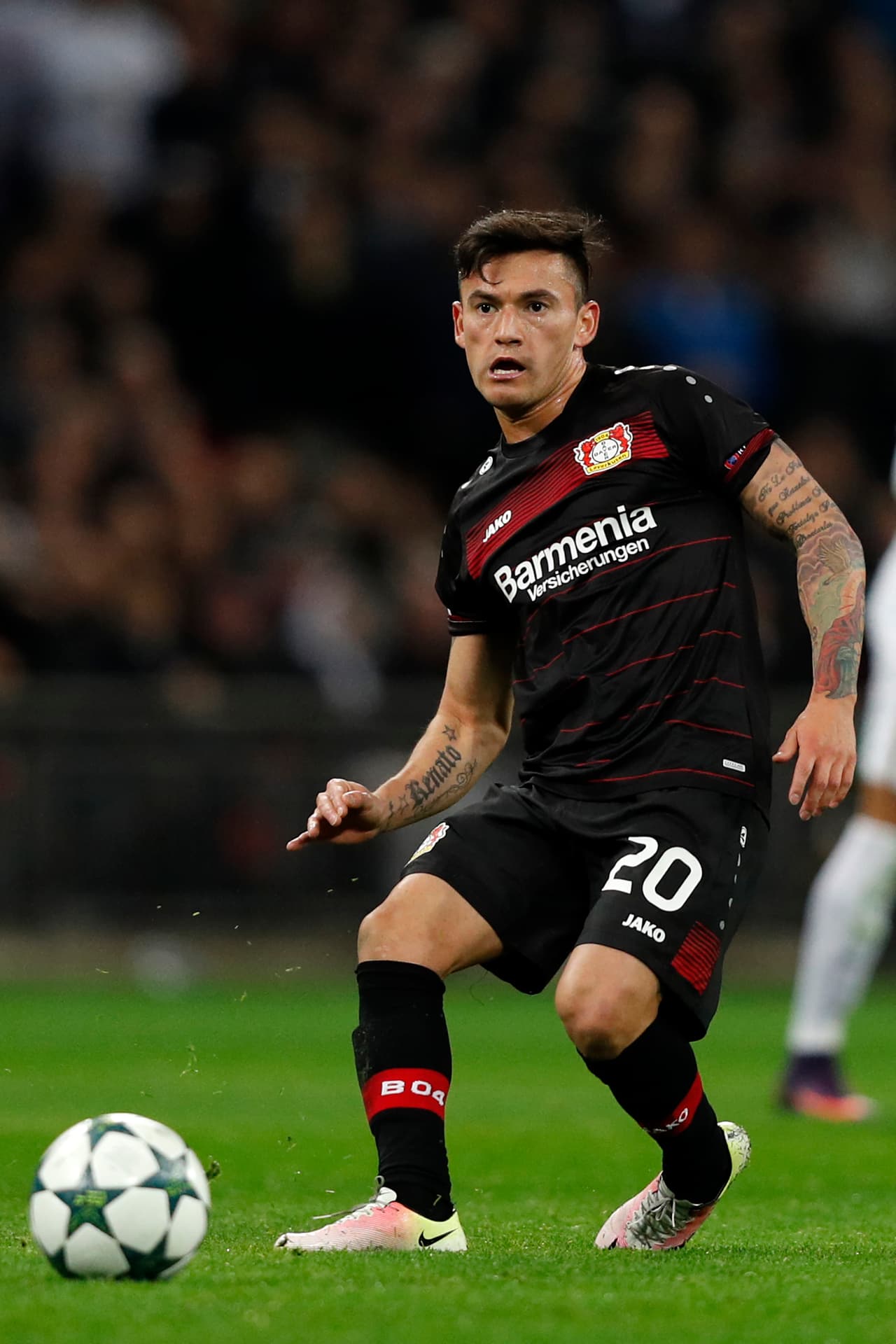 Charles Aránguiz viene de una no muy buena campaña en el Bayer Leverkusen, pero con Chile rinde bastante bien.