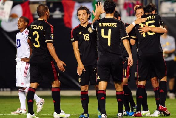 El 'Chicharito' y Giovani metieron dos goles, Aldo De Nigriz convirtió uno más.