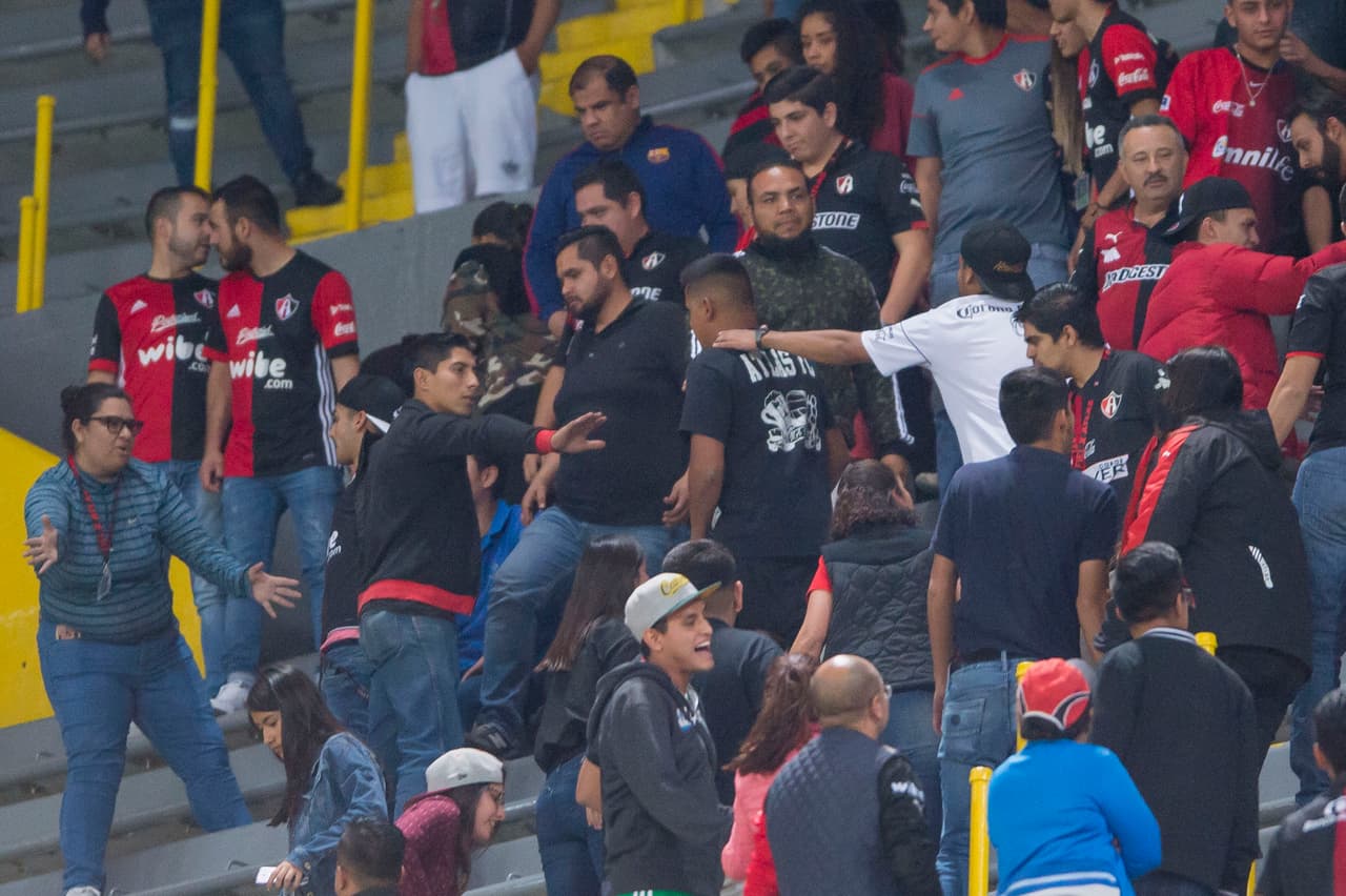 La violencia entre los fanáticos del equipo de Guadalajara es el reflejo y reacción en medio de una mala temporada, aunque apenas fue un sector de las tribunas.