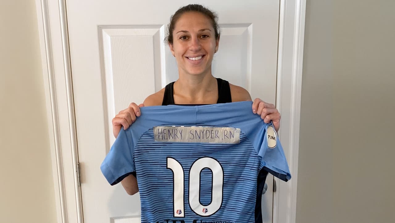 Atletas que representan la ATP, MLB, NASCAR, NBA, NHL, WWE, entre otros deportes profesionales, dedicarán sus uniformes a un héroe del área de salud que ayuda a su comunidad durante esta crisis global.