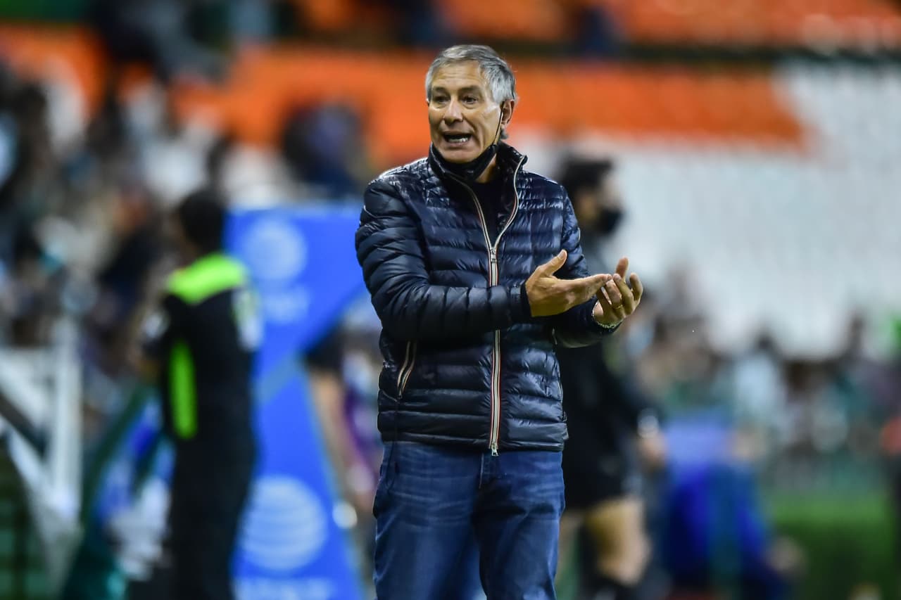 Ariel Holan pedía explicaciones ante los constantes yerros de sus delanteros.