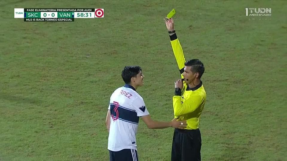 Tarjeta amarilla. El árbitro amonesta a Cristián Gutiérrez de Vancouver Whitecaps FC