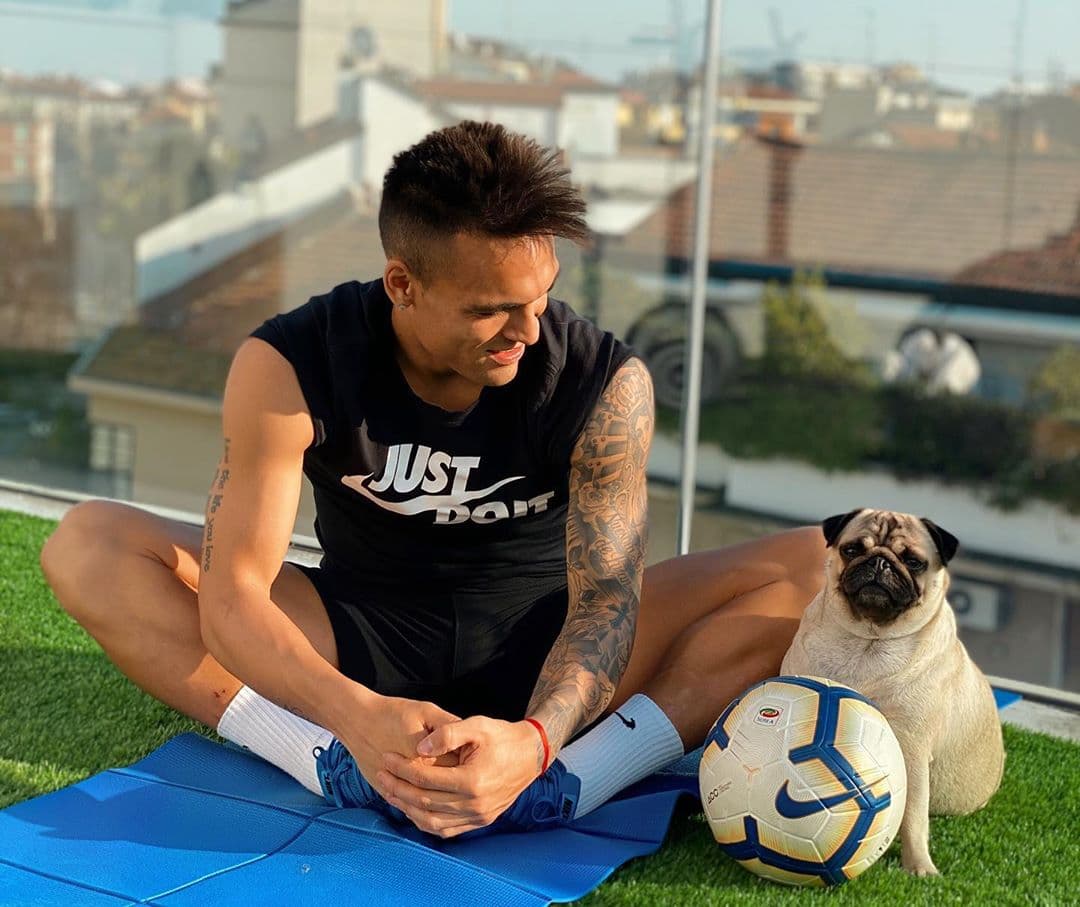 ¿Por qué tan serio, amigo? Tampoco puede faltar la pelota.