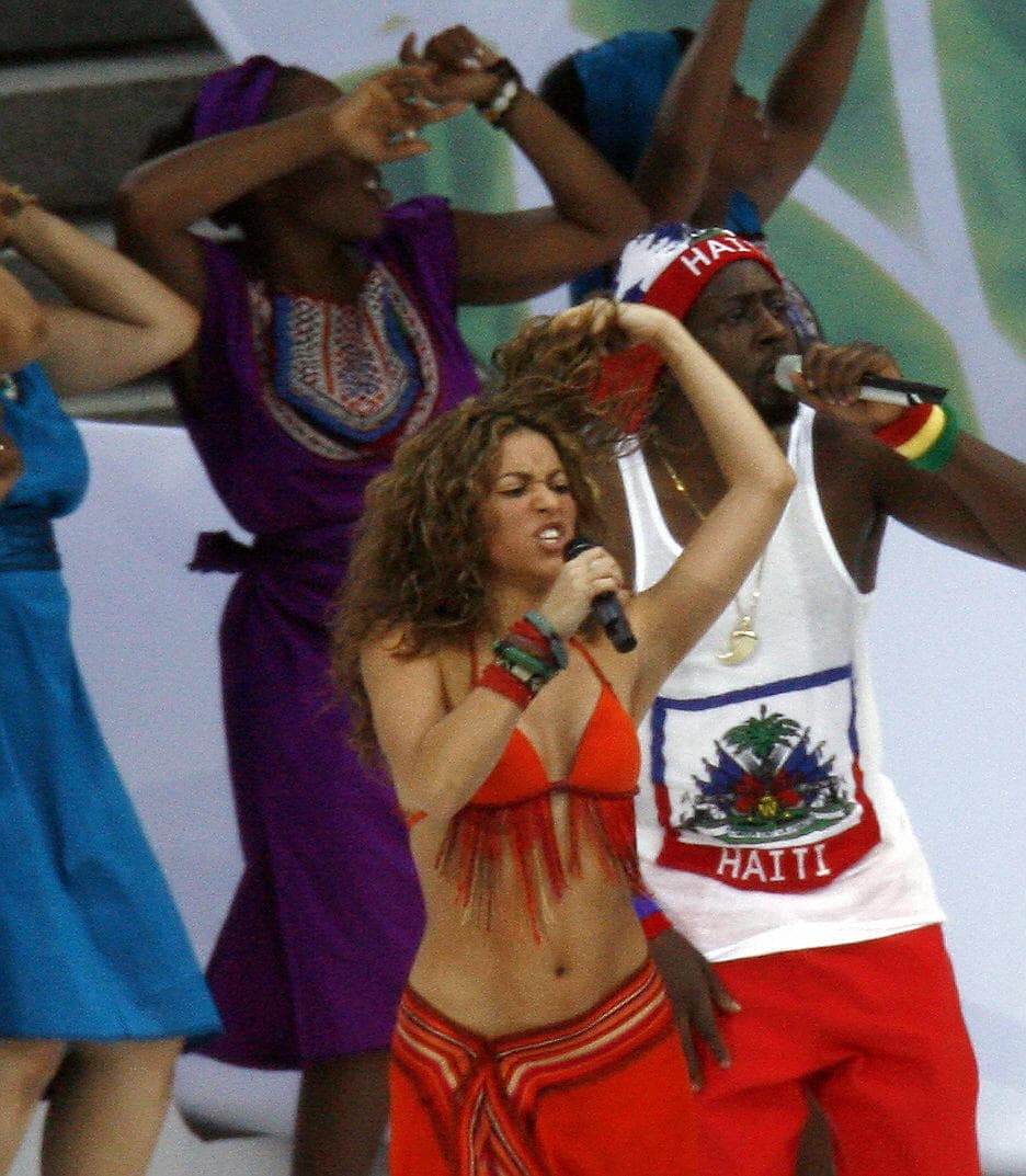 Shakira fue protagonista en el Mundial Alemania 2006 y fue la artista en la clausura del evento con su canción 'Hips don't lie', cuyo baile se robó las miradas a nivel internacional.