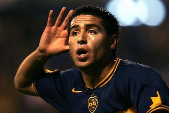 El primer gol de Juan Román vistiendo la playera del Boca Juniors se daría en una goleada de su equipo ante el Huracán.