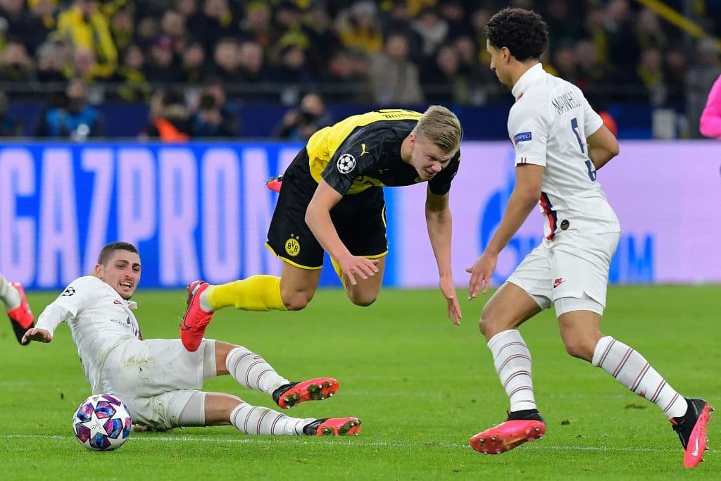 Erling trata de hacer la jugada individual, pero el italiano Marco Verratti se recupera y le roba la pelota.