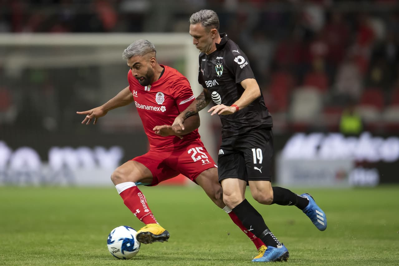 Miguel layún trata de robarle el balón a Alexis Canelo pero no lo logra y el jugador del Toluca descarga con su compañero Javier Guemez.