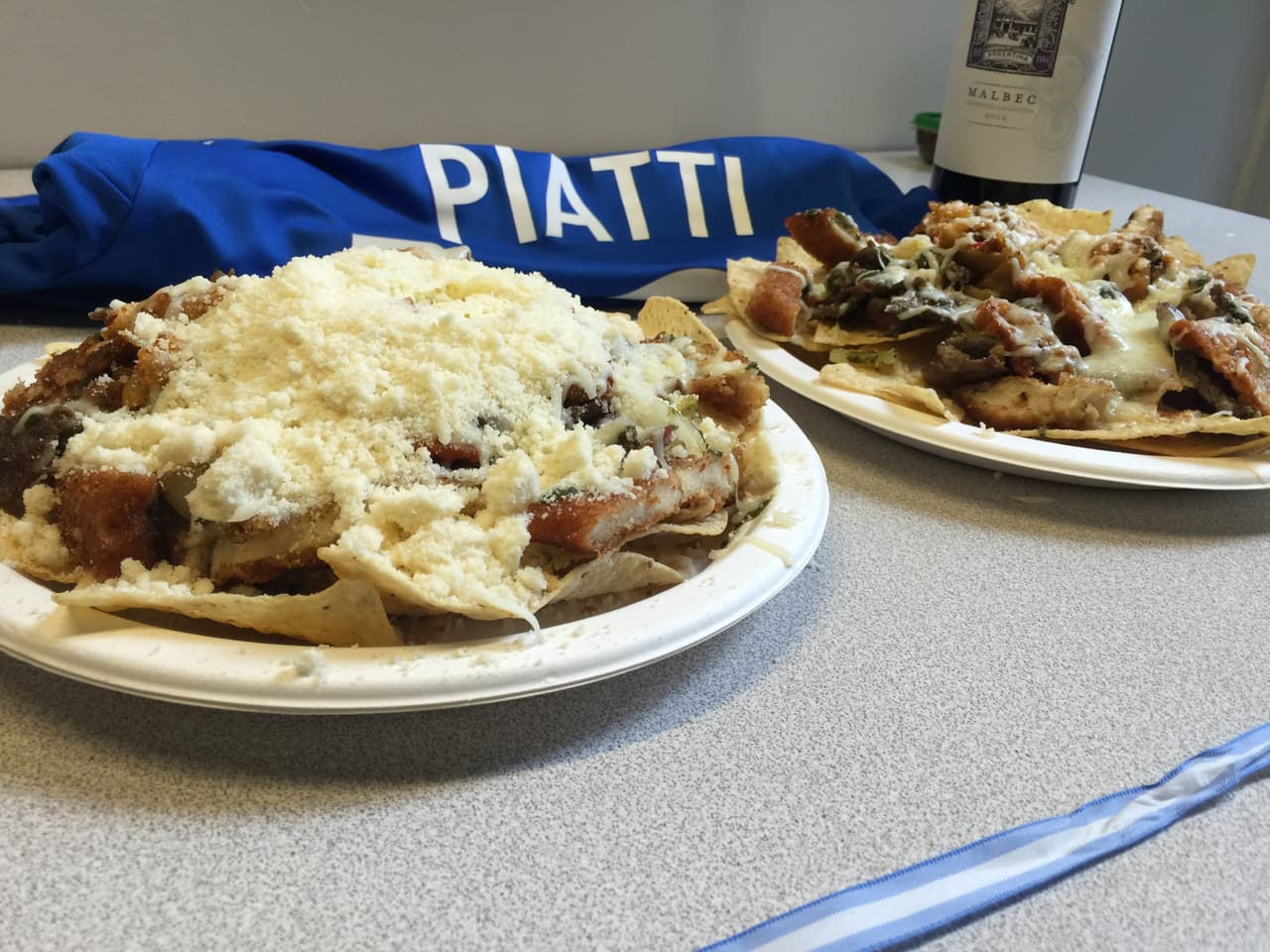 Juntamos lo mejor de una parrillada argentina y decidimos degustar los nachos más suculentos que has probado en tu vida. A continuación la receta.