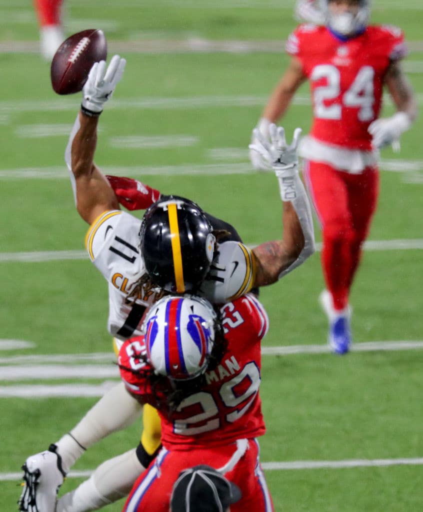 Steffon Diggs brilla con una anotación y 130 yardas por aire en la victoria 15-26 de los Bills sobre los Steelers.