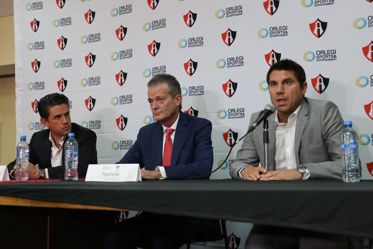 De izq. a der.: Alejandro Irarragorri, propietario del Atlas; Pedro Portilla, presidente del Atlas; y Leandro Cufré, técnico del Atlas; estuvieron en la presentación del Grupo Orlegi en el estadio Jalisco, donde dejaron en claro que van por la gloria en la Liga MX.