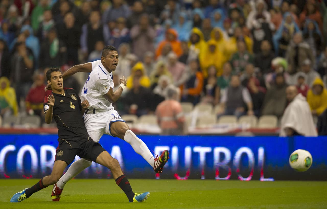 El espigado delantero hondureño picó con fuerza y le ganó la carrera al joven Diego Reyes, adelantó la pelota con la cabeza, se acomodó y con un zurdazo -que no pudo tapar Corona- enmudeció al Azteca.