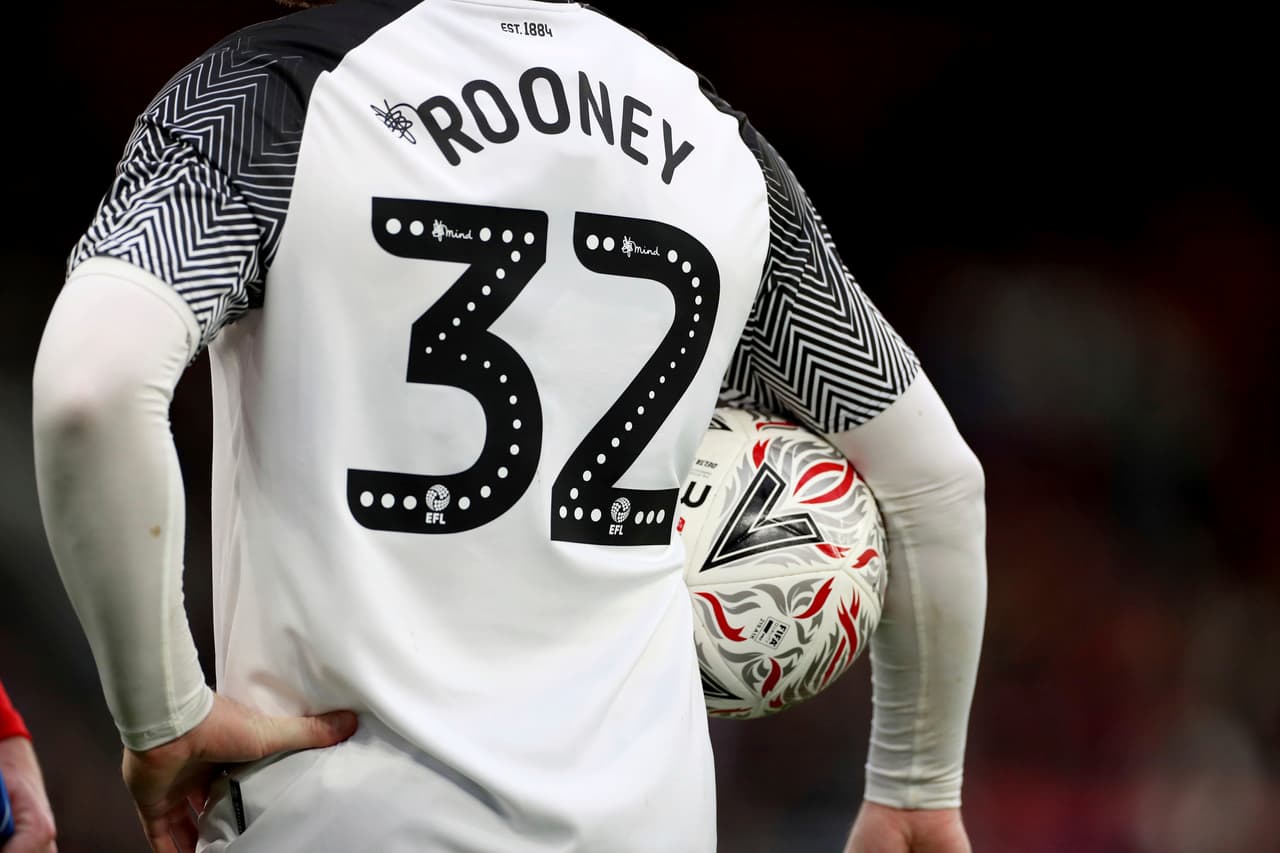 Shaw intenta tirar con la derecha pero el portero, sin problema, se queda con el balón.