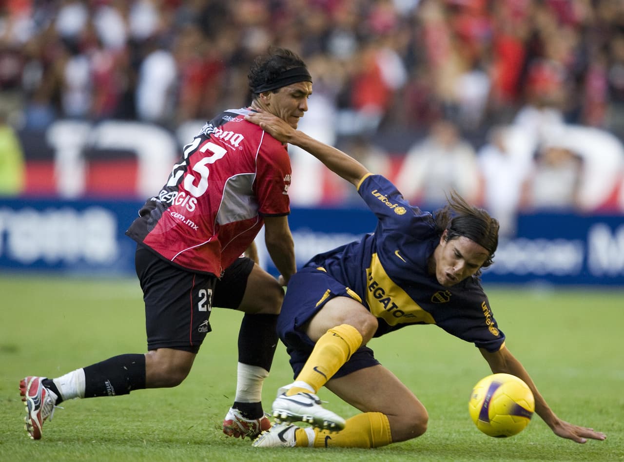 El Atlas de Guadalajara jugó en la fase de grupos de la Libertadores 2008 contra Boca. En la foto salen Eduardo Rergis y el charrúa Álvaro 'Tata' González quien años después pasaría por Colomos.