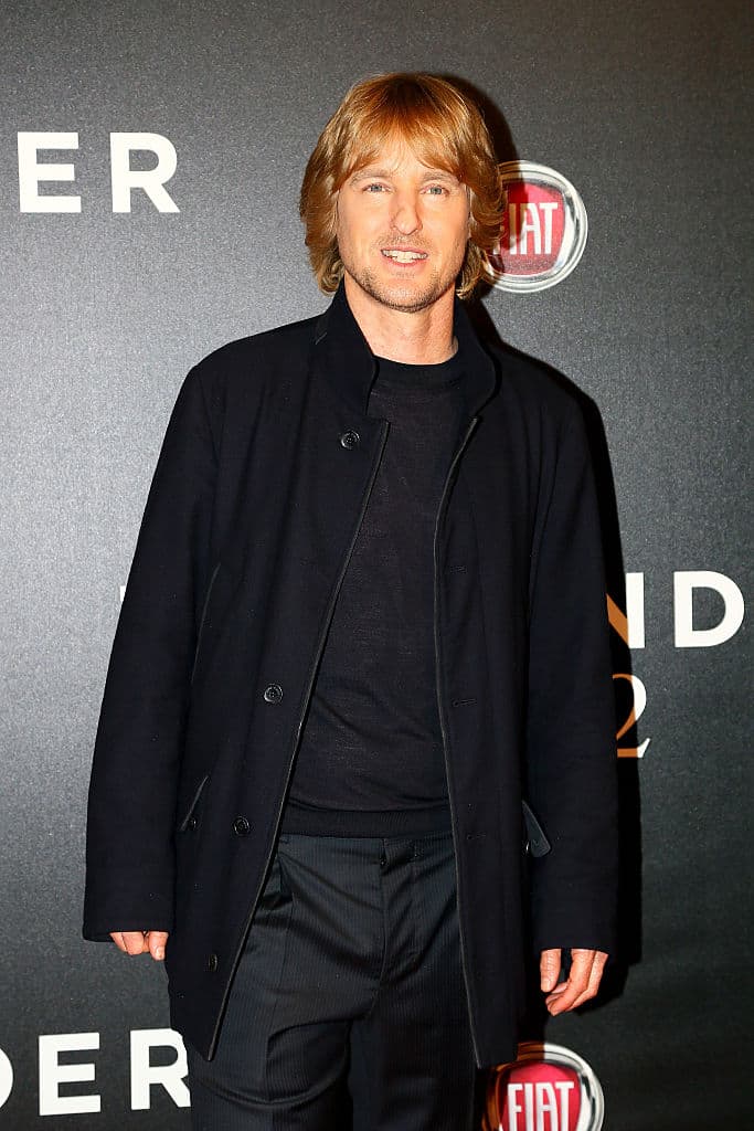 Cuando John le confiesa a su amigo y colega Sebastian que aún no se siente preparado para ser padre, éste le sugiere que le regale a Jenny un perro. Los Grogan adoptan un bonito cachorro de Labrador que, poco después, se convierte en una mole de 45 kilos que transforma la casa en una verdadera catástrofe.
<br>