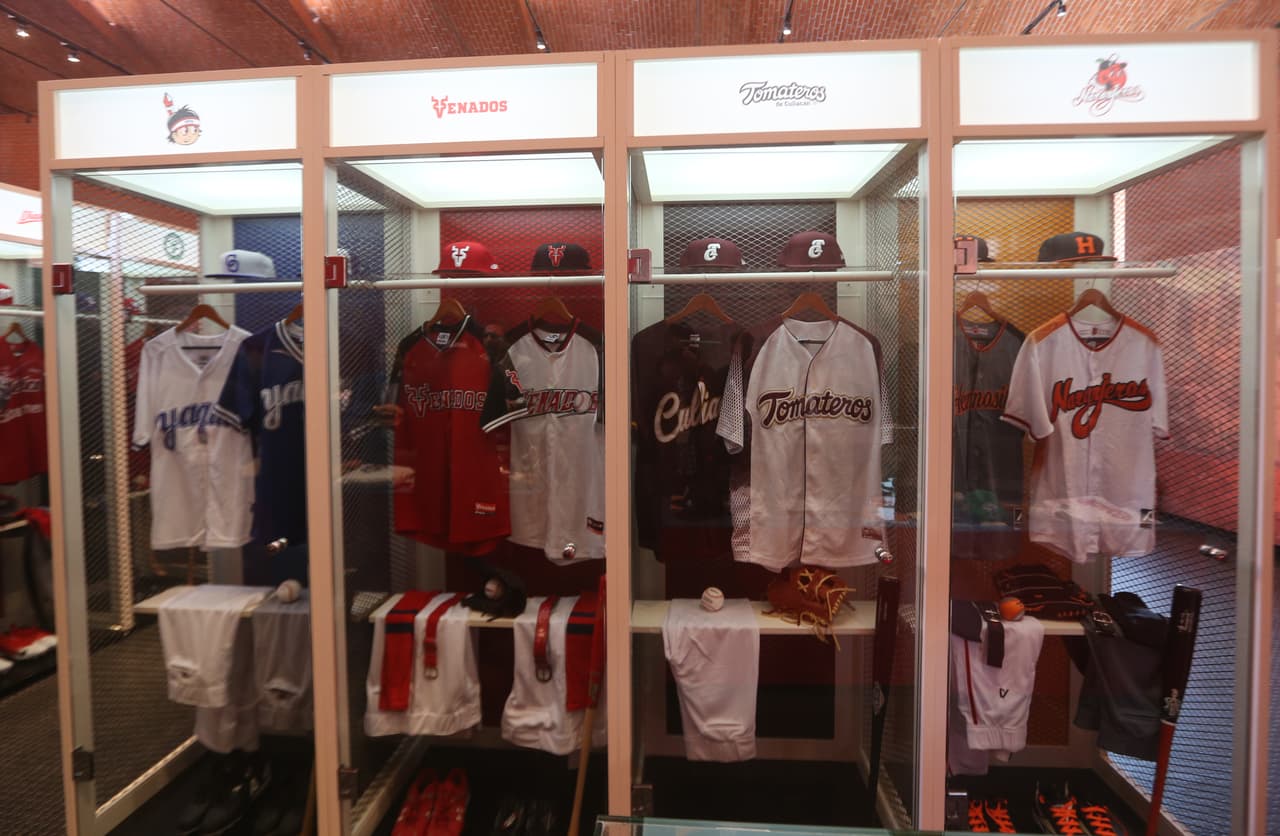 El presidente de México, And´rés Felipe López Obrador, fue uno de los presentes como fanático en la reinauguración del Salón de la Fama del Béisbol Mexicano, que revive grandes del momento de ese deporte a nivel local.