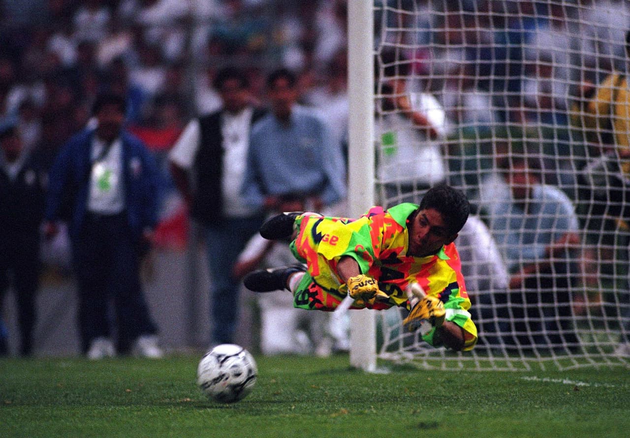 Sin ser un arquero con un físico como el de Chilavert o Higuita, Jorge Campos tenía grandes reflejos y mucho alcance.