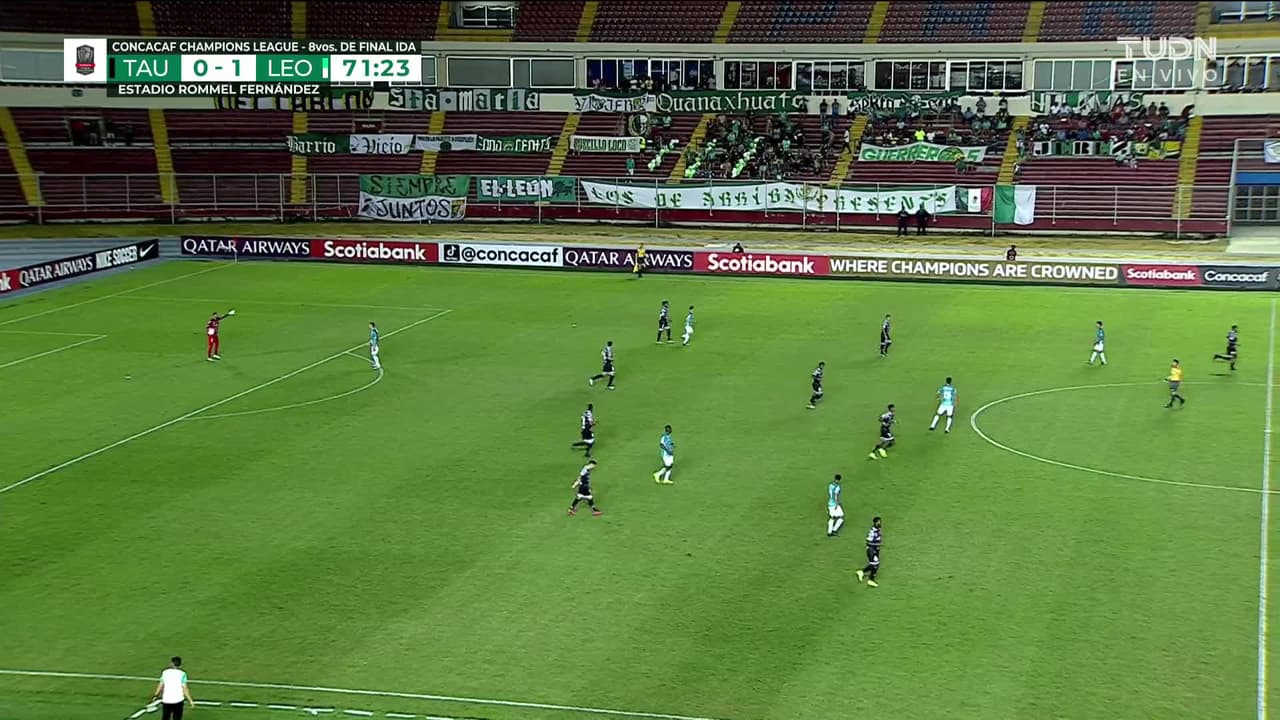 ¡TIRO ATAJADO! disparo por Elías Hernández.