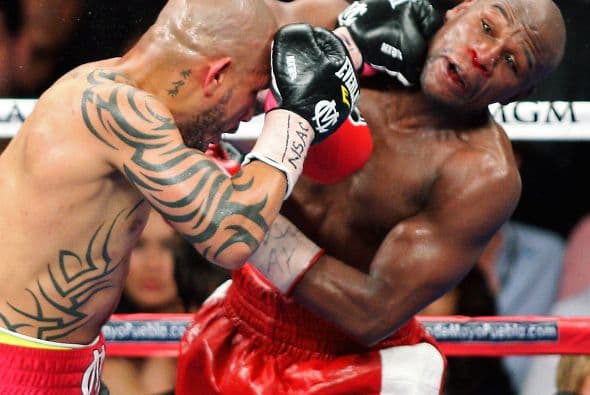 En mayo del 2012 Cotto defendió contra Mayweather el título súper wélter que había ganado de forma impresionante sobre Antonio Margarito. El puertorriqueño se fajó de tú a tú con el Money Boy durante 12 rounds, pero la decisión fue clara a favor de Mayweather.