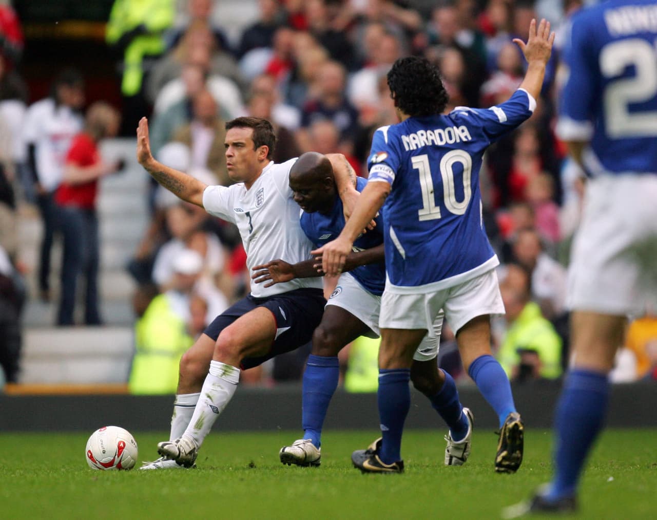 Robbie Williams jamás fue rockero, sino miembro de la popular boyband inglesa Take That (la versión británica de los Backstreet Boys). Aparece en este álbum porque llegó a codearse con Diego Maradona.
