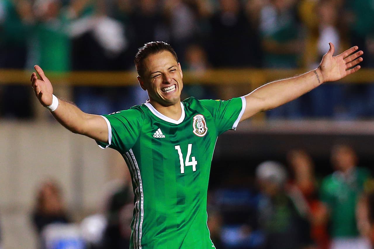 Es el máximo goleador en la historia de México, del que es figura en el ataque cada vez que se viste la playera del Tri.