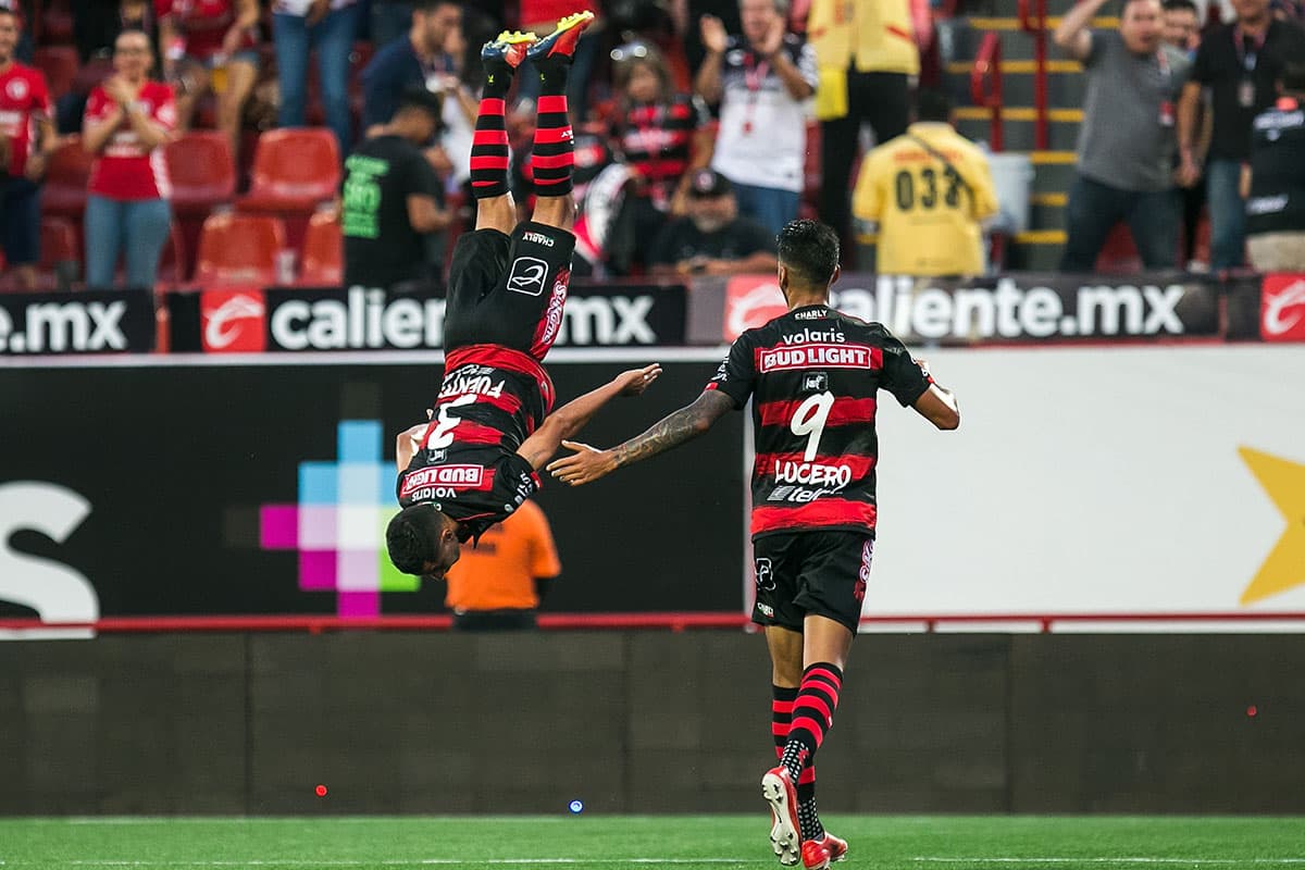 Un remate de media distancia que pegó en un defensa se convirtió en el 1-1 para Xolos, anotado por Luis Fuentes (izquierda) al minuto 73.