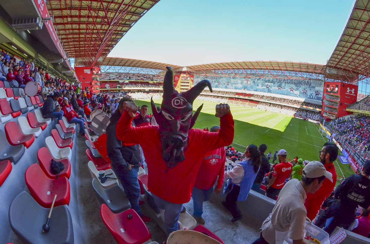 El colorido de los hinchas y de las animadoras en el estadio Nemesio Díez prendió la fiesta del partido entre Toluca y Cruz Azul por la Jornada 6 del Clausura 2019 de la Liga MX.