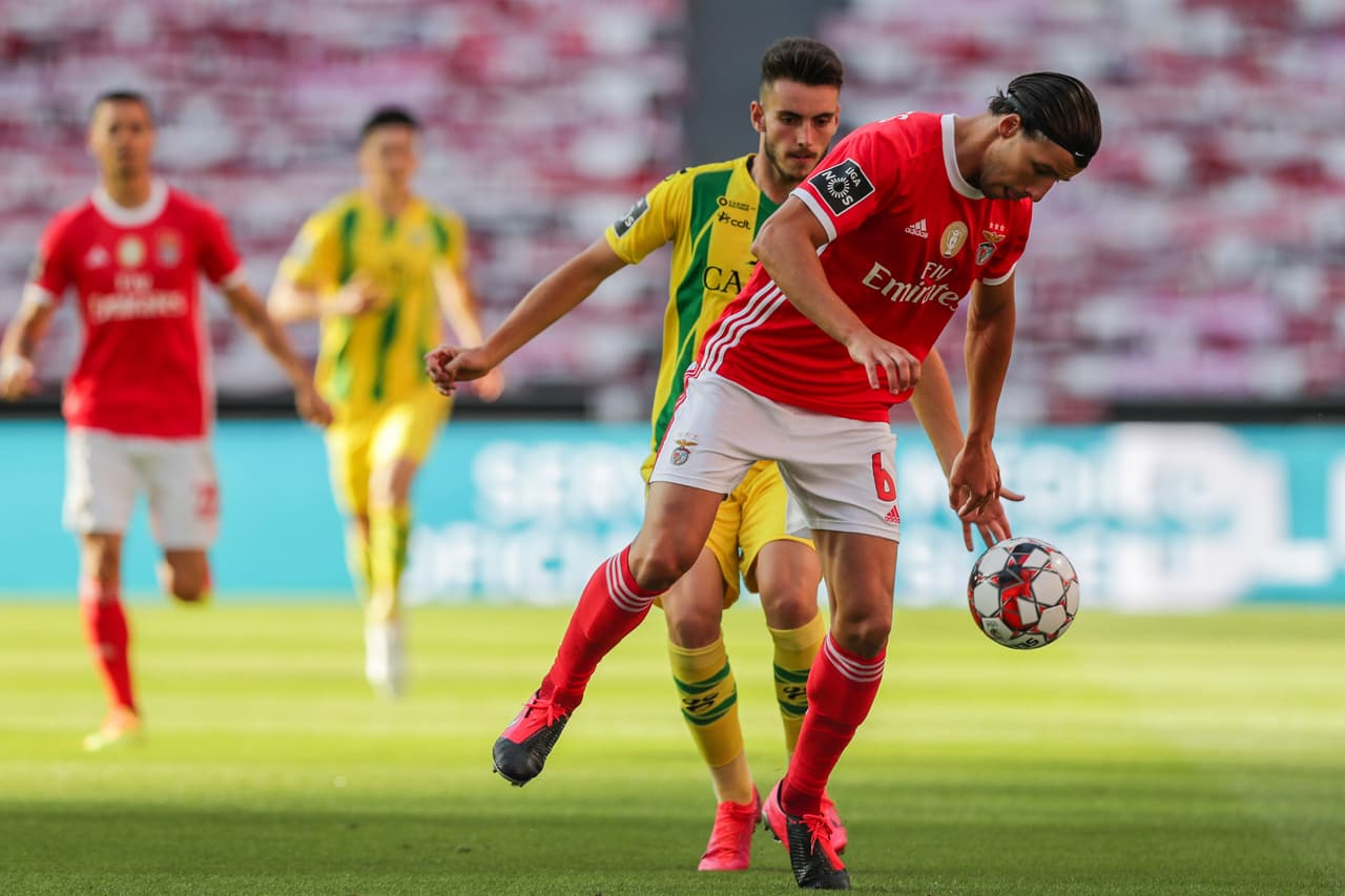 Ruben Dias no quiere problemas ante la alta presión del Tondela y decide mandar el balón al saque de manos.