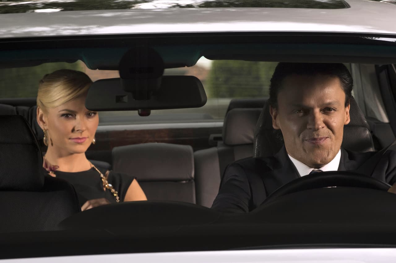 En la historia, el piloto de automovilismo pierde el contrato con su escudería y termina como conductor de una multimillonaria.