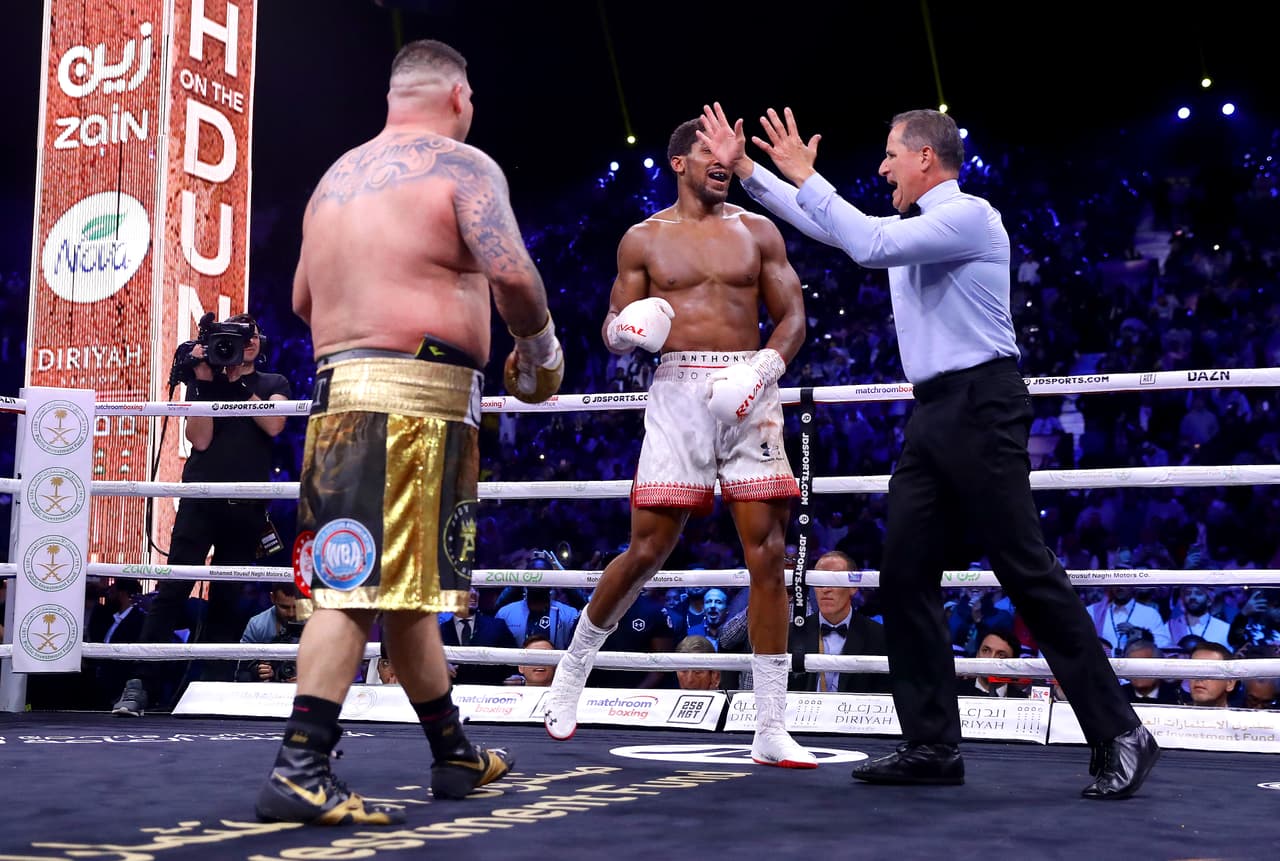 El referee Luis Pabon terminó el combate para escuchar la decisión final de los jueces.