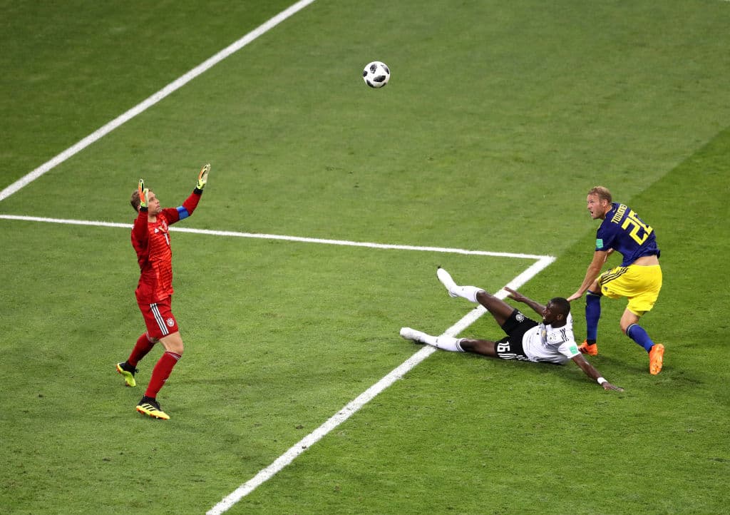 Alemania no tomó previsiones y en un balón perdido en mediocampo, de Kroos, Suecia sorprendió con un contragolpe que culminó en un gran gol de Ola Toivonen a los 32 minutos de acción. Vaya sorpresa.