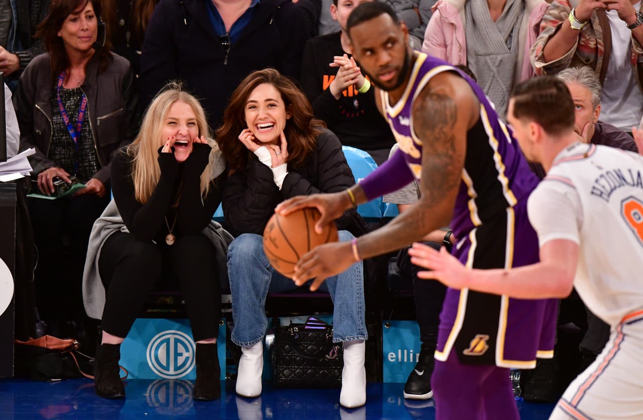Jon Stewart, Nathan Stewart, Emmy Rossum (foto), James Franco, Isabel Pakzad, Wyclef Jean, Carly Chaikin, Papoose, Remy Ma, entre otros, disfrutaron el triunfo de Knicks contra Lakers en la NBA.