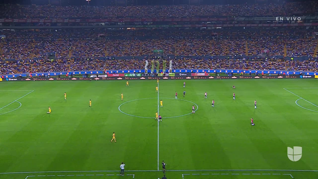 Arranca el partido y la pelota está en juego.