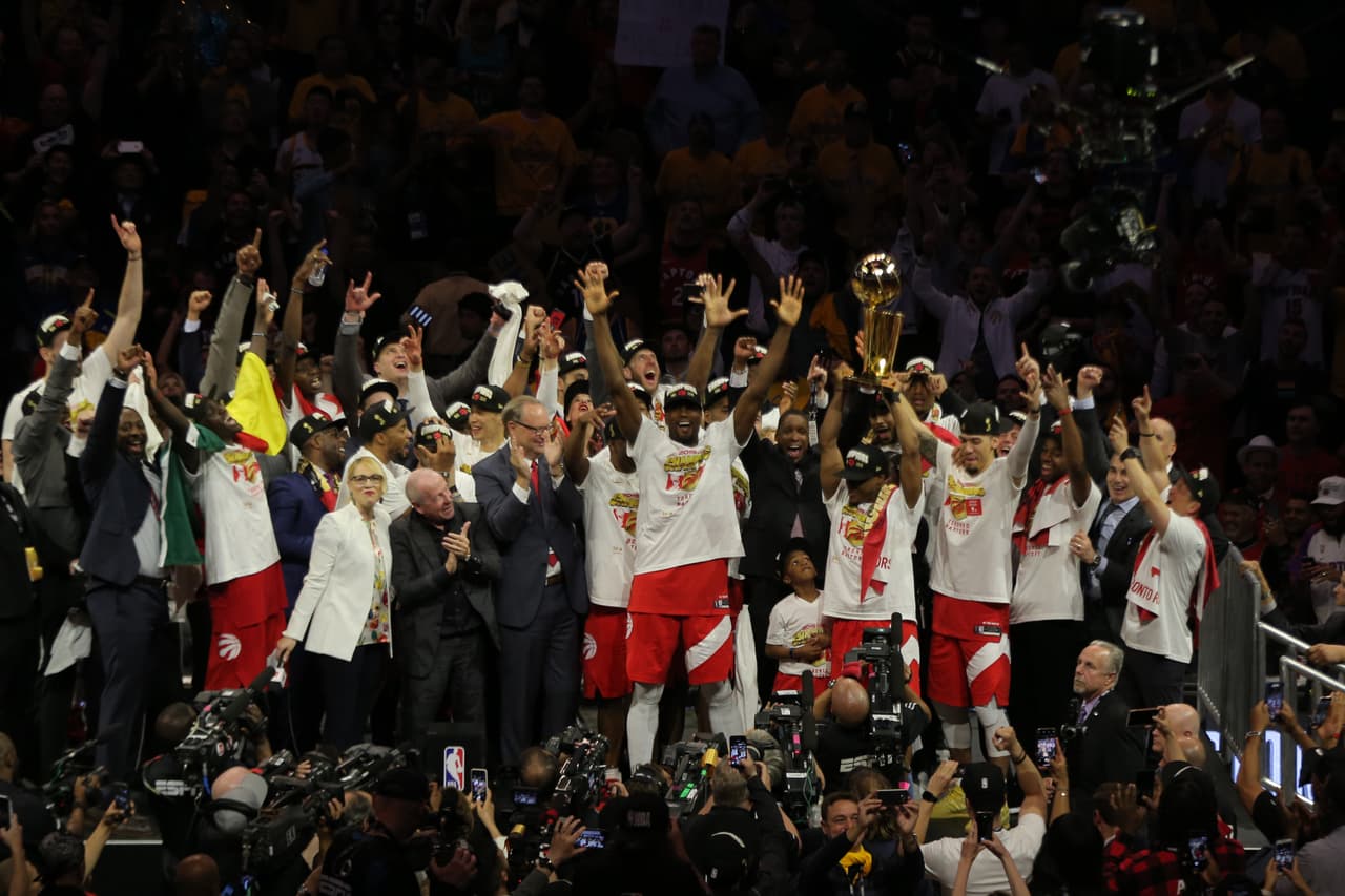 Los Toronto Raptors fueron, por récord, el segundo mejor equipo de la NBA y tras una exitosa, larga y desgastante Postemporada, lograron imponerse a los Golden State Warriors, el amplio favorito para refrendar su título. Dada la gran hazaña que acaban de conseguir los canadienses, así fue como festejaron en la casa del equipo más dominante de la NBA en los últimos cinco años.